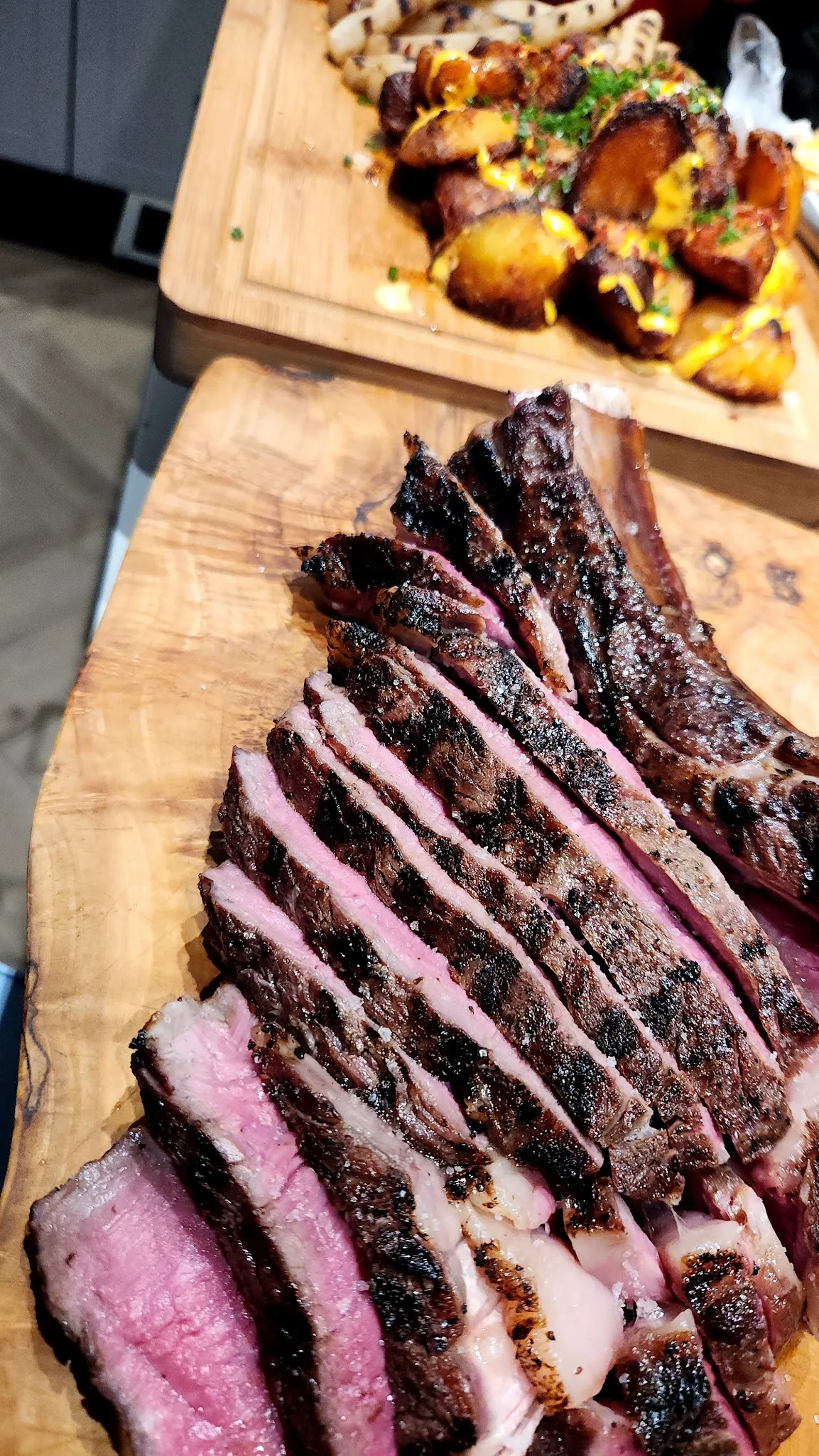Gesneden steak met grillstrepen en een roze binnenkant