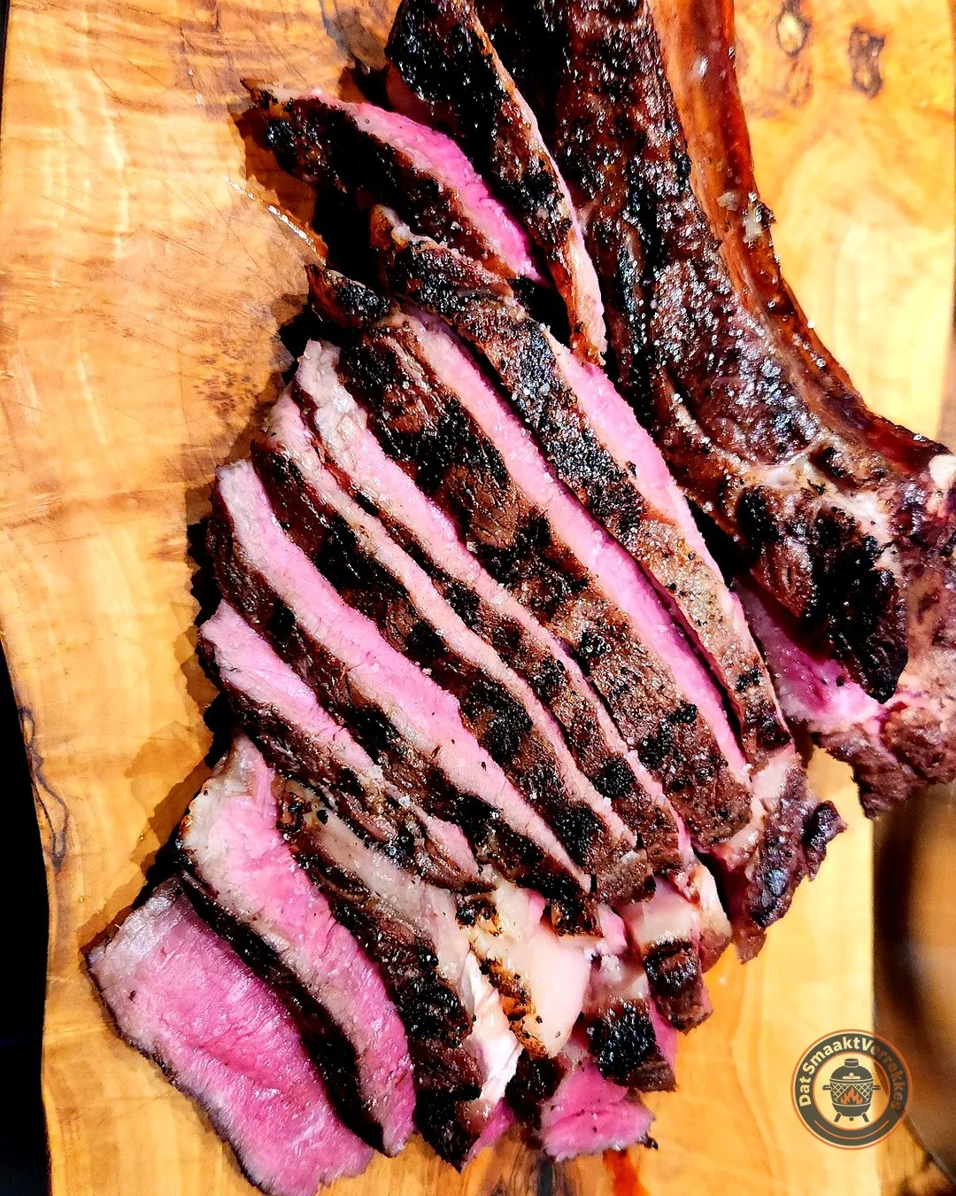 Tomahawk van de Kamado Joe. Mooie korst, roze van binnen.